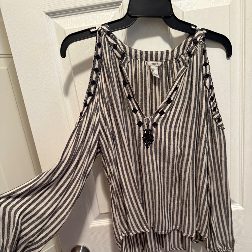 Forever 21 Striped Cold Shoulder Boho Blouse 🤍🖤